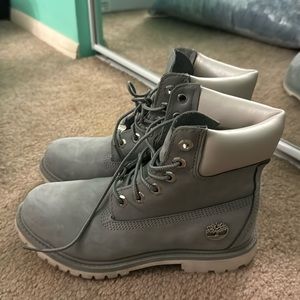 Size 6 women’s beautiful timberland boots